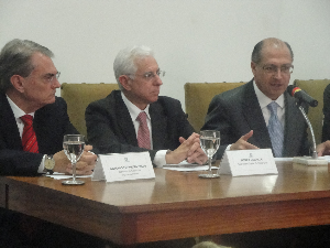 Secretário da Segurança Pública, Antonio Ferreira Pinto, da Casa Civil, Sidney Beraldo, e governador Geraldo Alckmin anunciaram aumento no Palácio dos Bandeirantes