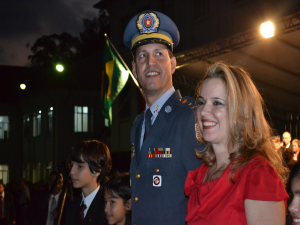 Roberval França assiste ao desfile dos policiais ao lado da esposa e filhos