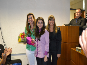 Patrícia e Manuela, esposa e filha, recebem flores em homenagem à posse de Mario Leite