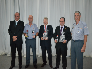 Chefes das polícias recebem homenagens do diretor do Deinter-7 e do comandante do CPI-7