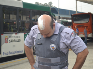 Vignoli mostra o ferimento que resultou em cinco pontos na cabeça