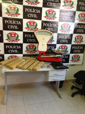Os objetos foram apreendidos por meio de um mandado de busca