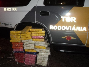 No total, foram apreendidos 60 kg de cocaína escondidos na carroceria do veículo 