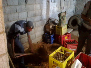 Após notarem um desnível de terra, os PMs cavaram e acharam os materiais 