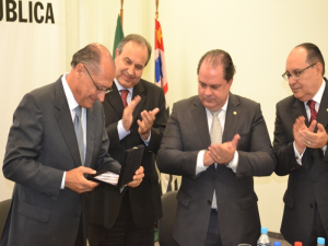 Ao final da reunião, Blazeck homenageou Alckmin e Grella com placas