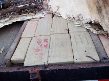 A droga estava embaixo de um tablado, na carroceria do caminhão