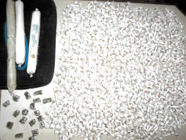 Foram encontrados 1.000 pinos de cocaína e 18 porções de maconha
