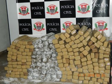 Cerca de 361 quilos de maconha em tabletes foram apreendidos na casa de um investigado
