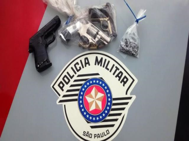 A polícia apreendeu uma pistola de calibre 6.35 e um revólver de calibre 32, além de uma arma de brinquedo