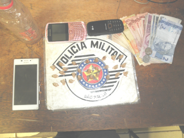 No total, foram apreendidos 27 pinos de cocaína, R$ 431,00 e os três celulares dos detidos