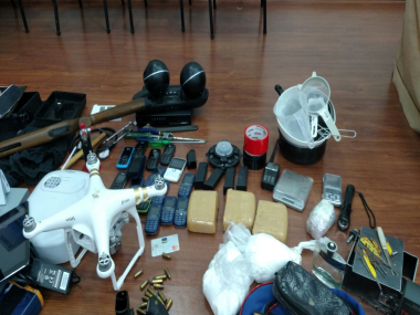Em uma das residências a polícia encontrou R$ 90 mil e o drone que a quadrilha usava nas filmagens