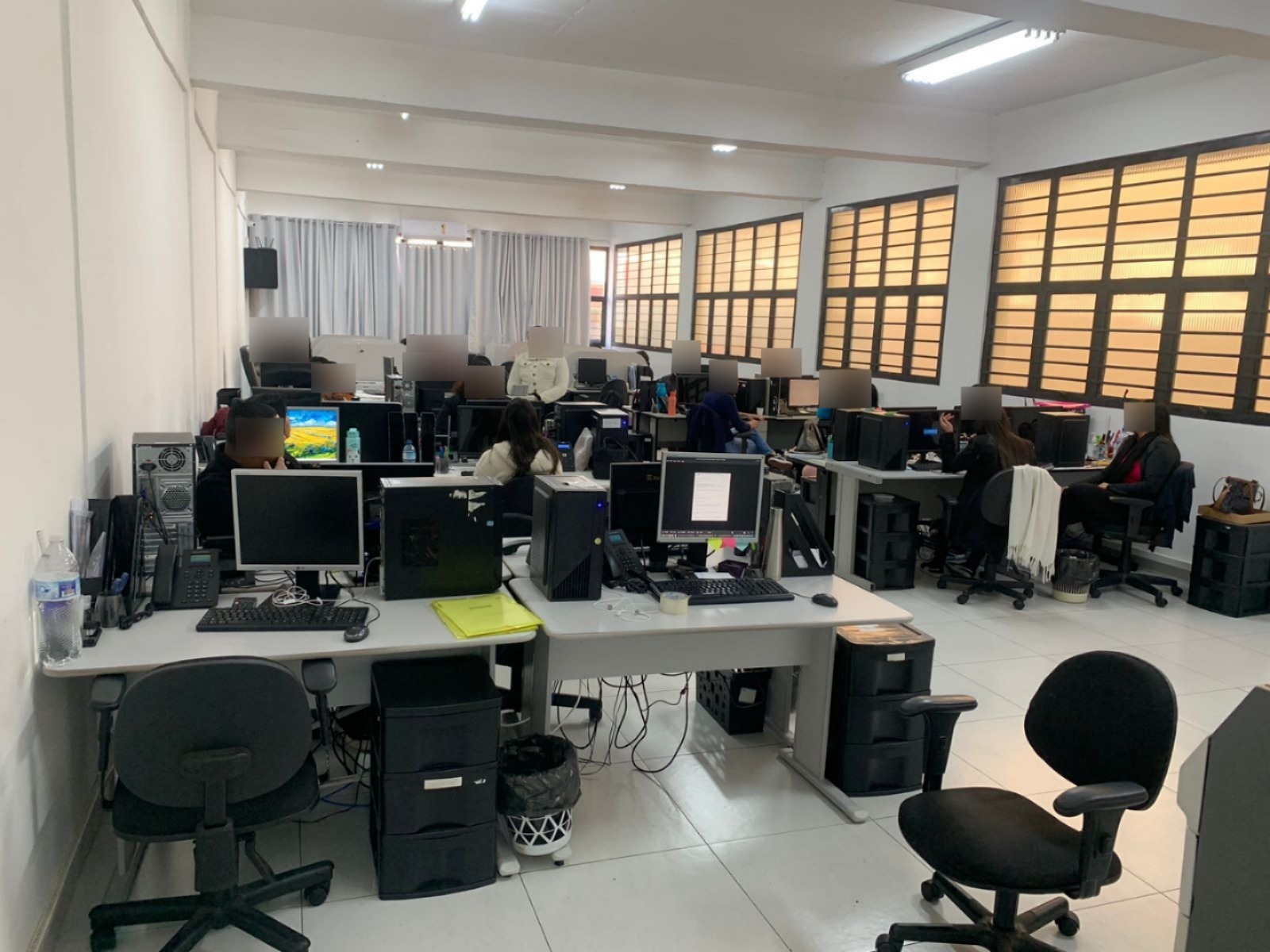 Polícia Civil de SP desmonta 'megacentral' de golpes de telemarketing em SP A Polícia Civil desmantelou uma megacentral de golpes instalada em Guarulhos, na Região Metropolitana de São Paulo, nesta quinta-feira (31). A operação resultou no cumprimento de mandados de busca e apreensão e na condução de cerca de 60 pessoas à delegacia para prestar depoimento. Polícia Civil de SP desmonta 'megacentral' de golpes de telemarketing em SP